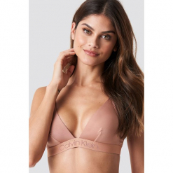 Calvin Klein Biustonosz trójkątny Tonal Logo - Pink,Nude. Różowe biustonosze bardotka Calvin Klein, z haftami, z materiału. Za 161,95 zł.