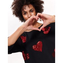 BLUZA NIEROZPINANA DAMSKA Z APLIKACJĄ. Czarne bluzy damskie Top Secret, na lato, z aplikacjami, z dzianiny, bez rękawów, bez kaptura. W wyprzedaży za 49,99 zł.