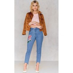 NA-KD Asymetryczne jeansy 7/8 z wysokim stanem i haftem - Blue. Niebieskie jeansy damskie NA-KD, z haftami, z bawełny. W wyprzedaży za 101,48 zł.
