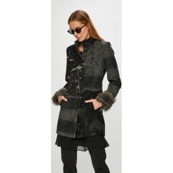 Desigual - Płaszcz. Czarne bez kategorii marki Desigual, z poliesteru. W wyprzedaży za 539,90 zł.