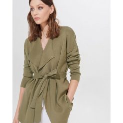 Żakietowy kardigan z paskiem - Khaki. Brązowe swetry damskie Mohito, xs, bez wzorów. W wyprzedaży za 54,99 zł.