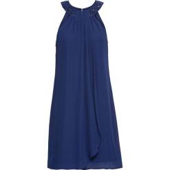 Sukienka letnia bonprix kobaltowy. Niebieskie sukienki damskie bonprix, na lato, z aplikacjami, z tkaniny, bez kołnierzyka, bez rękawów, kopertowe. Za 129,99 zł.