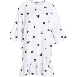 McQ Alexander McQueen LOOSE RUFFLE DRESS Sukienka z dżerseju offwhite. Białe sukienki damskie marki McQ Alexander McQueen, m, bez wzorów, z bawełny, bez kołnierzyka, bez rękawów. W wyprzedaży za 464,50 zł.