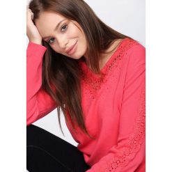 Koralowy Sweter I'm Not Giving Up. Pomarańczowe swetry klasyczne damskie Born2be, l, z koronki, z dekoltem w serek. Za 79,99 zł.