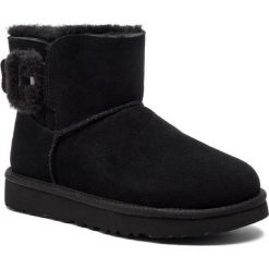 Buty UGG - W Mini Bailey Fluff Buckle 1104182 W/Blk. Czarne kozaki damskie Ugg, ze skóry, bez obcasa, bez zapięcia. W wyprzedaży za 499,00 zł.
