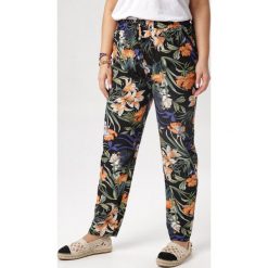 Czarne Spodnie Saloniassi. Czarne jeansy damskie Born2be, xl. W wyprzedaży za 29,99 zł.
