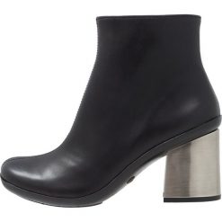 Neosens MARQUES DE CACERES Ankle boot ebony. Czarne botki damskie marki Neosens, ze skóry, bez obcasa, bez zapięcia. Za 859,00 zł.