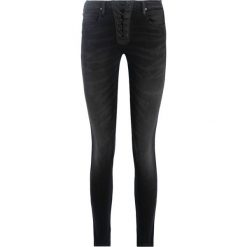 Jeansy Slim Fit Guess New Sexy Curve Lace Up W93A71 D3OV0. Czarne jeansy damskie Guess, z aplikacjami, z elastanu. W wyprzedaży za 329,00 zł.