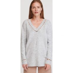 Sweter ze sztucznymi perłami - Jasny szary. Szare swetry damskie Reserved, s, bez wzorów, bez rękawów, bez kaptura. Za 139,99 zł.
