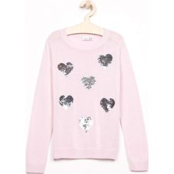 Name it - Sweter dziecięcy 122-164 cm. Różowe swetry dziewczęce Name it, bez wzorów, z bawełny, z okrągłym kołnierzem, z krótkim rękawem, krótkie, bez kaptura. W wyprzedaży za 49,90 zł.