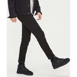 Spodnie slim basic - Czarny. Czarne spodnie męskie Cropp, m. Za 89,99 zł.