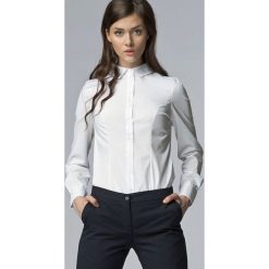 Biała taliowana koszula damska. Białe koszule damskie NIFE, na co dzień, xl, bez wzorów, z bawełny, eleganckie, z klasycznym kołnierzykiem, bez rękawów. Za 119,90 zł.