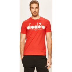 Diadora - T-shirt. Czerwone bluzki damskie Diadora, s, z nadrukiem, z bawełny, casualowe, z okrągłym kołnierzem, z krótkim rękawem. Za 99,90 zł.