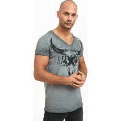 T-shirt w kolorze antracytowym. Szare t-shirty męskie True Prodigy, m, z nadrukiem, z bawełny, bez kołnierzyka. W wyprzedaży za 54,95 zł.