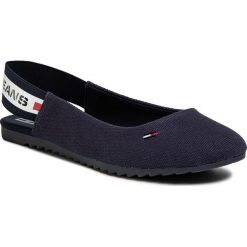 Sandały TOMMY JEANS - Chunky Tape Slinbback Ballerina EN0EN00806 Twilight Navy C87. Niebieskie klapki damskie Tommy Jeans, bez wzorów, z jeansu, bez obcasa. W wyprzedaży za 239,00 zł.