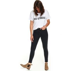 Jeansowe spodnie z printem. Czarne spodnie damskie Top Secret, z jeansu. W wyprzedaży za 59,99 zł.