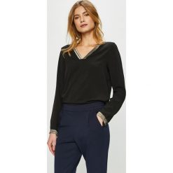Only - Bluzka. Czarne bluzki damskie ONLY, z nadrukiem, z poliesteru, bez kołnierzyka, bez rękawów. W wyprzedaży za 79,90 zł.