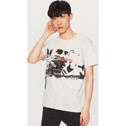 Melanżowy t-shirt z nadrukiem - Jasny szar. Szare t-shirty męskie z nadrukiem Reserved, l. Za 49,99 zł.