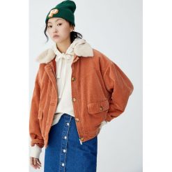 Sztruksowa kurtka z kołnierzem ze sztucznego futerka. Kurtki damskie Pull&Bear. Za 199,00 zł.
