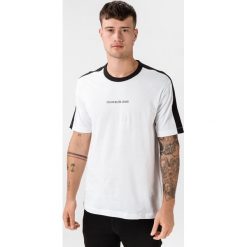 Calvin Klein Koszulka Biały. Białe podkoszulki męskie Calvin Klein, xl, z nadrukiem, z bawełny, bez kołnierzyka, z krótkim rękawem, krótkie. Za 204,95 zł.