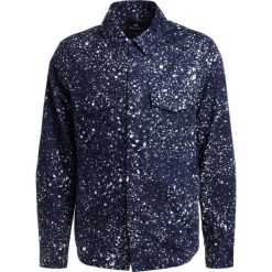 PS by Paul Smith MENS UNLINED Kurtka wiosenna dark blue. Niebieskie kurtki męskie marki PS by Paul Smith, m, bez wzorów, z bawełny, bez kaptura. W wyprzedaży za 544,50 zł.