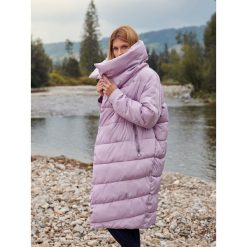 GRUBA KURTKA DAMSKA OVERSIZE ZAPINANA NA SKOS. Fioletowe kurtki damskie marki Top Secret, na zimę. W wyprzedaży za 119,99 zł.