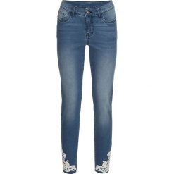 Dżinsy z koronką szydełkową bonprix niebieski "bleached”. Niebieskie jeansy damskie bonprix, z jeansu. Za 109,99 zł.