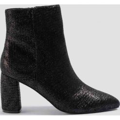NA-KD Shoes Botki z połyskiem - Black. Czarne botki damskie NA-KD Shoes, na wysokim obcasie, na obcasie, na zamek. W wyprzedaży za 111,47 zł.