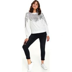 Bluza z cekinową aplikacją. Białe bluzy damskie Top Secret, na zimę, z aplikacjami, z dzianiny, bez rękawów, bez kaptura. W wyprzedaży za 64,99 zł.