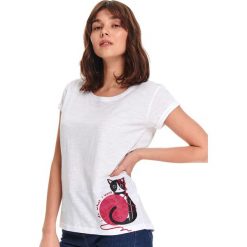 T-shirt damski z aplikacją. Białe t-shirty damskie Top Secret, z aplikacjami, z bawełny, bez kołnierzyka. W wyprzedaży za 24,99 zł.