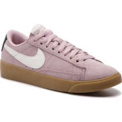 Buty NIKE - Blazer Low Sd AV9373 500 Plum Chalk/Sail/Oil Grey. Różowe półbuty damskie Nike, bez wzorów, ze skóry, bez obcasa, na płaskiej podeszwie, bez zapięcia. W wyprzedaży za 289,00 zł.