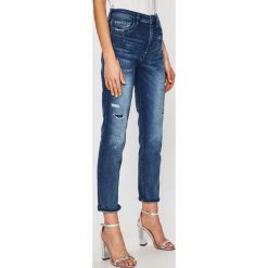 Guess Jeans - Jeansy The It Girl. Niebieskie jeansy damskie Guess Jeans, z podwyższonym stanem. W wyprzedaży za 459,90 zł.