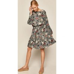 Medicine - Sukienka Boho Breeze. Niebieskie sukienki damskie MEDICINE, na co dzień, s, w kwiaty, z wiskozy, casualowe, z okrągłym kołnierzem, z długim rękawem, długie, mini, rozkloszowane. W wyprzedaży za 69,90 zł.