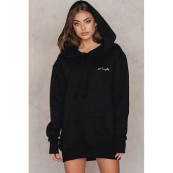 Bluzy rozpinane damskie: Vanessa Moe x NA-KD Bluza oversize z kapturem - Black