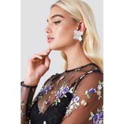 Kolczyki damskie: NA-KD Accessories Kolczyki Blossom – White
