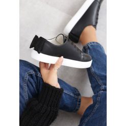 Czarne Buty Sportowe Sparkling Bowknot. Czarne buty sportowe damskie Born2be, bez wzorów, sportowe. W wyprzedaży za 39,99 zł.