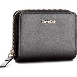 Portfele damskie: Mały Portfel Damski CALVIN KLEIN BLACK LABEL – Frame Medium Zpi W K60K604013 001