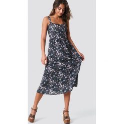 NA-KD Boho Dopasowana sukienka midi - Multicolor. Szare sukienki damskie marki NA-KD Boho, bez wzorów, z poliesteru, boho, bez kołnierzyka, bez rękawów, midi, dopasowane. W wyprzedaży za 101,47 zł.
