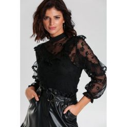 Czarna Bluzka Barajas. Czarne bluzki damskie Renee, s, bez wzorów, bez kołnierzyka, bez rękawów. W wyprzedaży za 109,99 zł.
