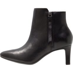 Clarks CALLA BLOSSOM Ankle boot black. Czarne botki damskie skórzane Clarks. Za 469,00 zł.
