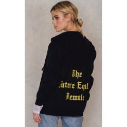 Bluzy polarowe: NA-KD Bluza z kapturem The Future Equals Female – Black