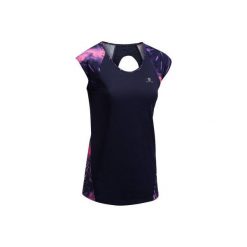 Koszulka fitness kardio krótki rękaw 500 damska. Niebieskie t-shirty damskie DOMYOS, bez wzorów, z elastanu, bez kołnierzyka, z krótkim rękawem, krótkie, bez kaptura, na fitness i siłownię. W wyprzedaży za 29,99 zł.