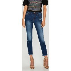 Desigual - Jeansy. Niebieskie jeansy damskie rurki Desigual, z bawełny. W wyprzedaży za 279,90 zł.