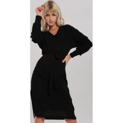 Czarna Sukienka Chaumont. Czarne sukienki damskie Renee, s, bez wzorów, z tkaniny, eleganckie, z dekoltem na plecach, bez rękawów, długie, midi, dopasowane. Za 119,99 zł.