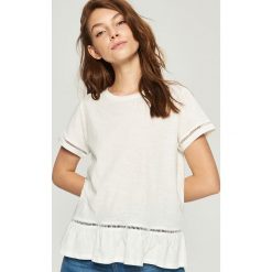 T-shirty damskie: T-shirt z ażurową wstawką – Kremowy