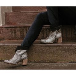 Wężowe botki na obcasie - skóra naturalna - model 454 - kolor wąż. Szare botki damskie Zapato, na wiosnę, ze skóry, eleganckie, za kostkę, na wysokim obcasie, na obcasie, na zamek. W wyprzedaży za 319,20 zł.