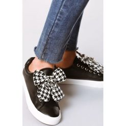 Czarne Buty Sportowe Fine Lines. Czarne buty sportowe damskie Multu, bez wzorów, sportowe. Za 39,99 zł.