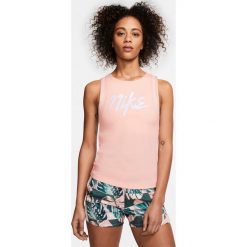 Nike Runway Podkoszulek Beżowy. Brązowe podkoszulki damskie Nike, l, z nadrukiem, z elastanu, bez kołnierzyka. Za 137,95 zł.
