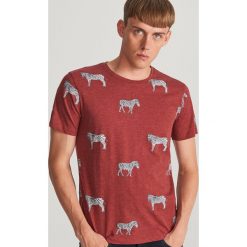 T-shirt z nadrukiem - Bordowy. Czerwone t-shirty męskie Reserved, s, z nadrukiem, bez kołnierzyka. Za 39,99 zł.