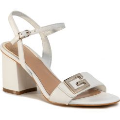 Sandały GUESS - Mack FL6MCK LEA03 WHITE. Białe klapki damskie Guess, z aplikacjami, ze skóry ekologicznej, bez obcasa, na obcasie. Za 639,00 zł.
